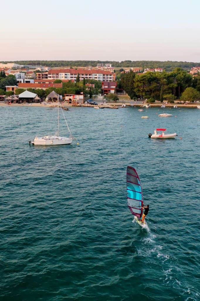 Pogled iz zraka na surfera koji uplovljava u Surf Pit