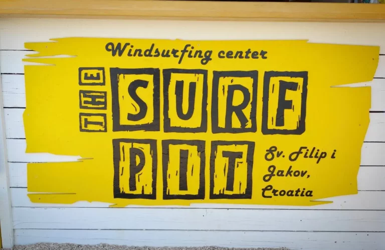 Žuta tabla Windsurfing centar Surf Pit, Sv. Filip i Jakov