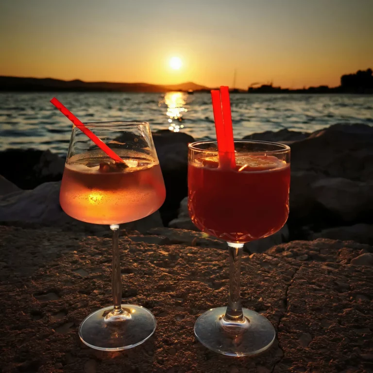Dva koktela uz more tijekom zalaska sunca