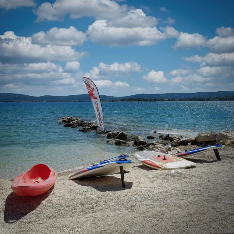 Daske za jedrenje na pješčanoj plaži uz more